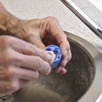 Håndvask drypper: Rens indsatsen Håndvask drypper: Rens indsatsen